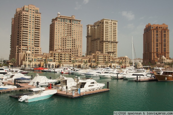 Islas artificiales de Doha, Qatar (La Perla de Doha)
Islas artificiales en Doha, donde se han construido lujosas urbanizaciones para millonarios excéntricos. Es la zona de Pearl, Puerto Arabia, etc. En los locales podemos encontrar restaurantes de lujo, tiendas de moda y concesionarios Ferrari.
