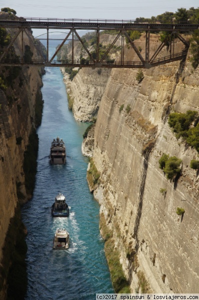 Canal de Corinto, Grecia
El famoso canal de Corinto que ahorra una vuelta de 400km alrededor de la península del Peloponeso, para llegar desde el Mar Jónico a Atenas.
