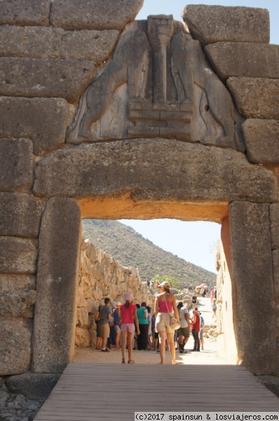 Micenas, Peloponeso, Grecia
Entrada al  sitio arqueológico de Micenas. Leones monumentales controlando la puerta de la antigua ciudad.
