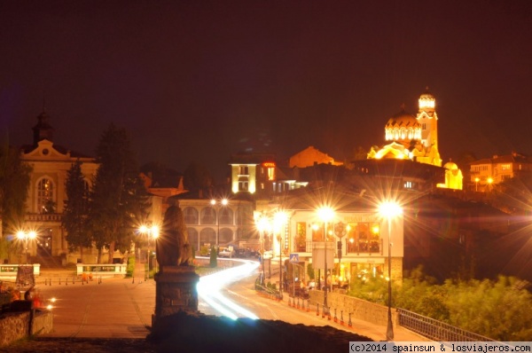 Vista de Veliko Tarnovo desde Fortaleza de Tsarevets
Iluminación nocturna de Veliko Tarnovo desde la fortaleza de Tsaverets.
