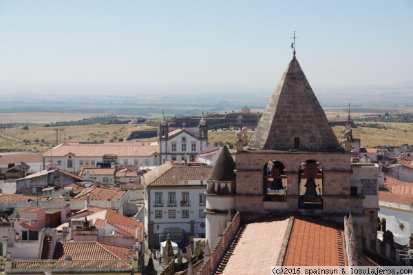 Vista de Elvas desde un campanario, Alentejo, Portugal
Vista de la ciudad fronteriza de Elvas desde el campanario de la iglesia de las Dominicas. Frente a mi, el campanario de la antigua catedral y al fondo el Fuerte de Santa Lucia. Elvas es una ciudad patrimonio de la humanidad por sus murallas.
