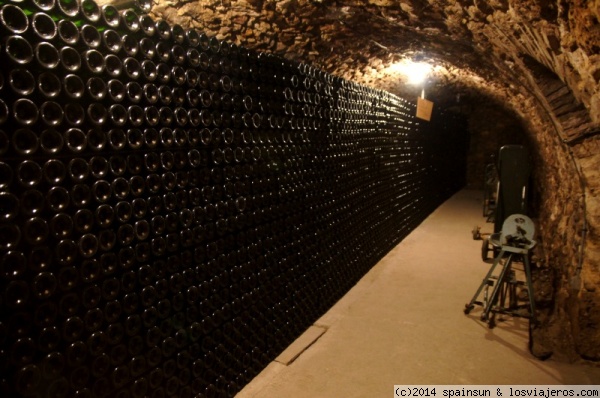 Bodegas Rene Fresne - Sermiers - Champagne
Miles de botellas de champán apilado en las bodegas subterraneas Rene Fresne - Sermiers - Champagne
