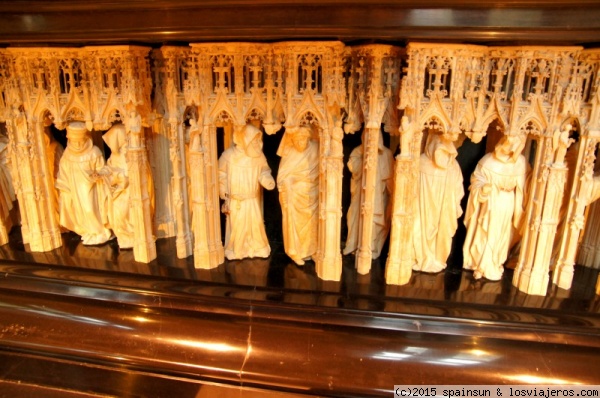 Detalle de las esculturas de las tumbas de los Duques de Borgoña - Dijon
Obras de arte maestras de la escultura de Borgoña, los detalles de estas finas esculturas son dignos de admirar con atención.
