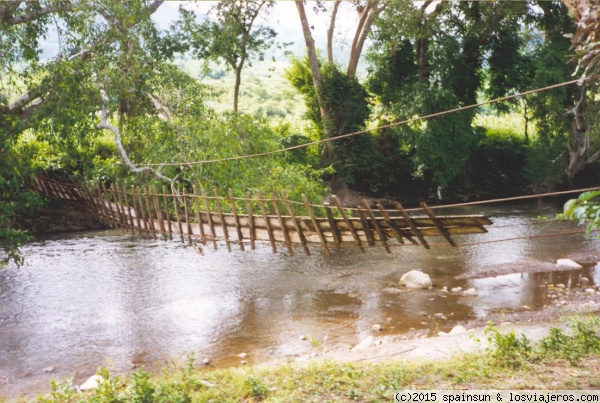 Puente colgante sobre un río - Copan - Honduras
Puente colgante sobre un río en estado inestable....
