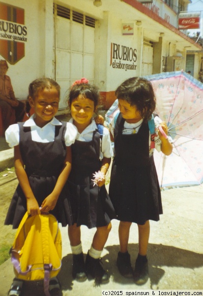 3 Mujercitas - Livingstone
3 niñas con uniforme de colegio en una calle de Livingstone. Hoy deben ser mujeres, con 20 años más.
