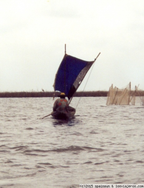 Embarcación precaria navegando por el lago Gamvié
Embarcación precaria navegando por el lago Gamvié
