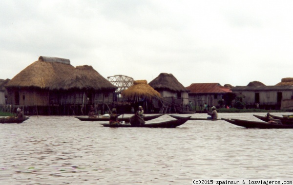 Casas flotantes en el lago Gamvié
Casas flotantes en el lago Gamvié. El sitio lacustre de Gamvié está incluido en la lista de Patrimonio de la humanidad por la UNESCO.
