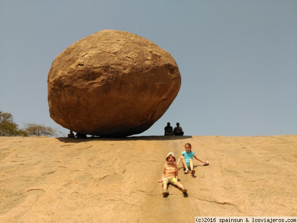 Dos aventureros en India
Tirándose por un tobogán natural, cual Indiana Jones. Bola de Mantequilla, Mahabalipuram, Tamil Nadu
