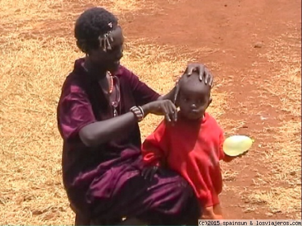 Madre cortandole el pelo a su niño, Marsabit
Madre cortandole el pelo a su niño, en Marsabit, cerca de la frontera con Etiopia
