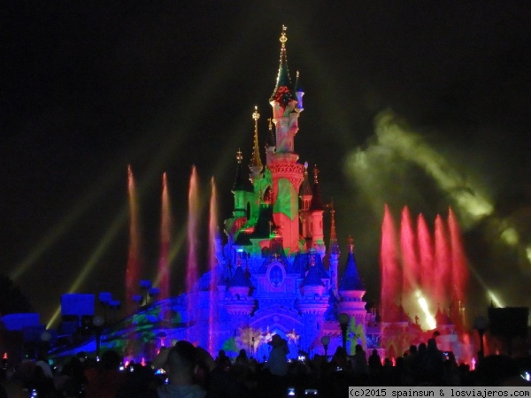 Espectaculo Nocturno Disney Dreams - Disneyland
Espectáculo nocturno de luz, sonido, fuentes y fuegos articifiales. Sirve de cierre diario del parque.
