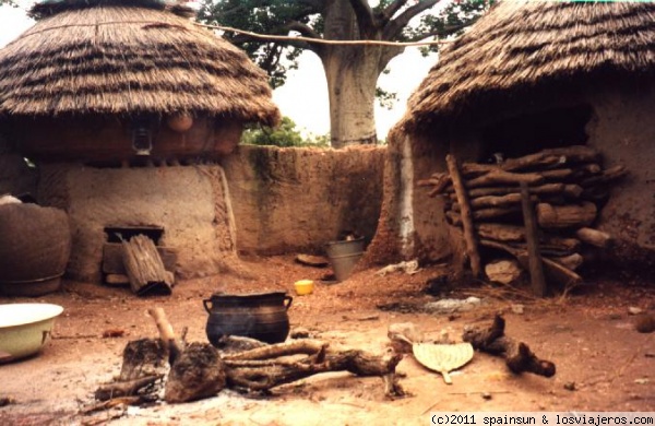 Niamtougou - Valle de Tamberma
Patio de una casa tradicional del valle de Tamberma y graneros para mijo
