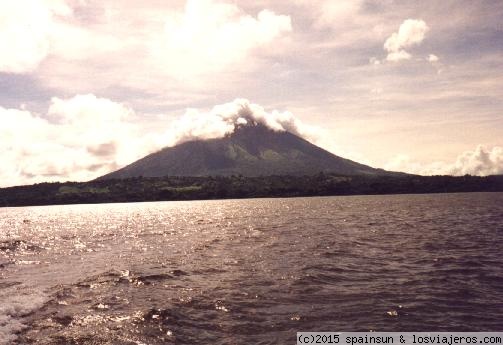 Isla de Ometepe - Lago Nicaragua
La isla de Ometepe desde una lancha cruzando el Lago Nicaragua
