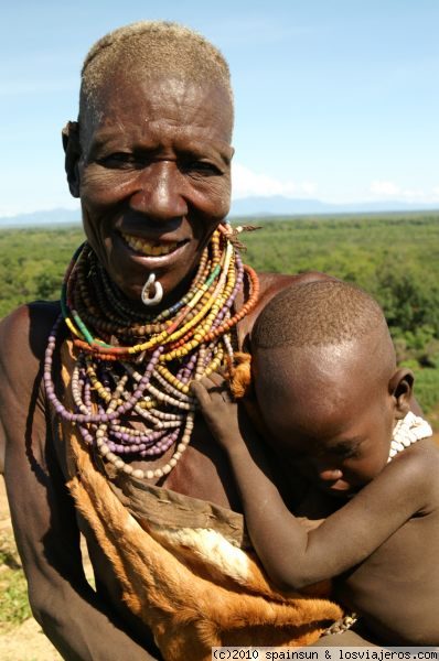 Mujer Karo y su nieta - Valle de rio Omo
La tribu Karo se caracteriza por sus pircings en los labios y por sus escarificaciones en la piel.
