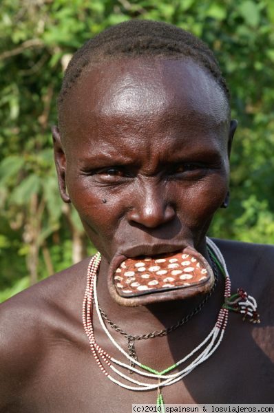 Mujer Mursi con plato en la boca - Valle del rio Omo
Una mujer mursi con un plato en la boca.
