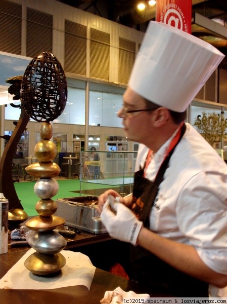 El maestro chocolatero - Stand de Flandes - Fitur 2015
El maestro chocolatero del stand de Flandes, terminando una complicada escultura en chocolate. Desde el huevo de arriba, hasta la piedra de abajo, todo es chocolate.
