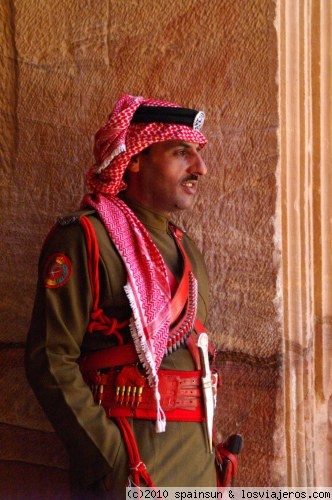 Policia Jordano - Petra
Policia jordano guardando el Tesoro de Petra

