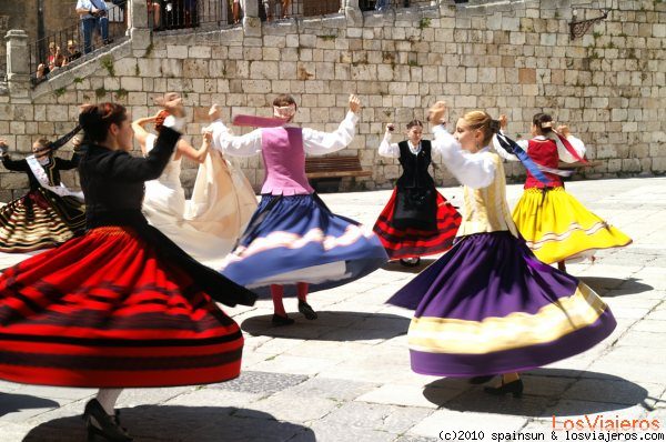 Burgos: bailes y trajes regionales
Curioso baile organizado a cuenta de una boda en la plaza de la catedral de Burgos.
