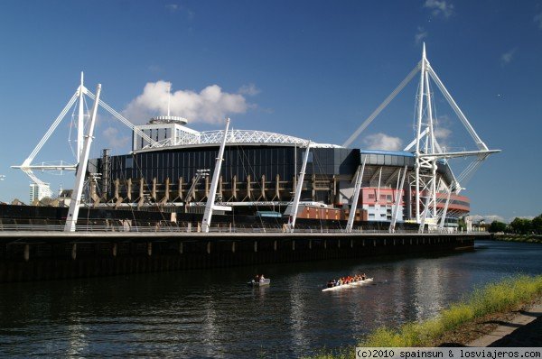 Millenium Stadium - Cardiff
El campo de fútbol de Cardiff se llama Millenium Stadium y esta en una zona de complejos deportivos. Es una impresionante obra arquitectónica.
