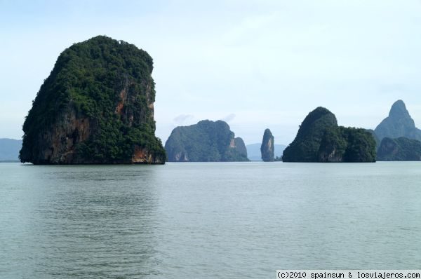 Parque Nacional de Phang Nga - Phuket
Este bonito parque al norte de la isla, tambien conocido como bahia de Phang-Nga, contiene numerosas rocas verticales que se alzan desde el mar. Una de las mas famosas es la llamada Roca o Isla de James Bond.
