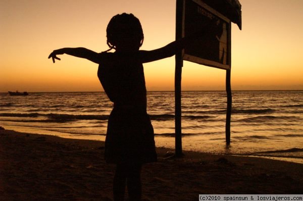 Niña mirando al mar  cerca de Tulear
Niña mirando al atardecer sobre el mar en una playa al norte de Toliara, Tulear.
