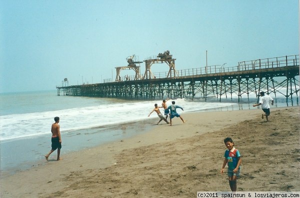 Playa de Pisco
Niños jugando en la playa de Pizco
