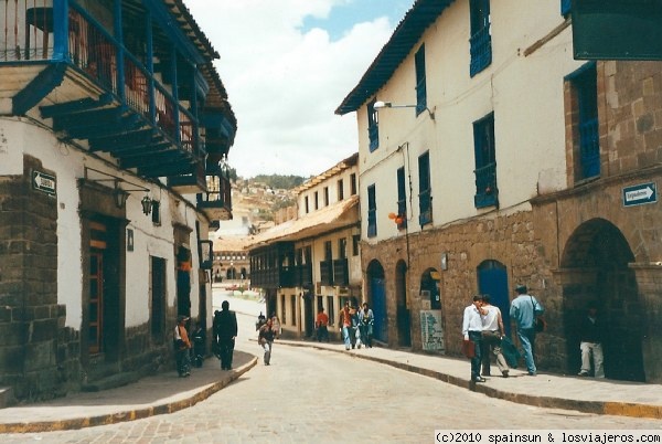 Calle colonial en Potosí
La mítica ciudad de Potosí, en Bolivia, famosa por sus minas de plata y por la riqueza que fluía de la montaña. Las minas todavía están explotadas, pero de un modo completamente artesanal.
