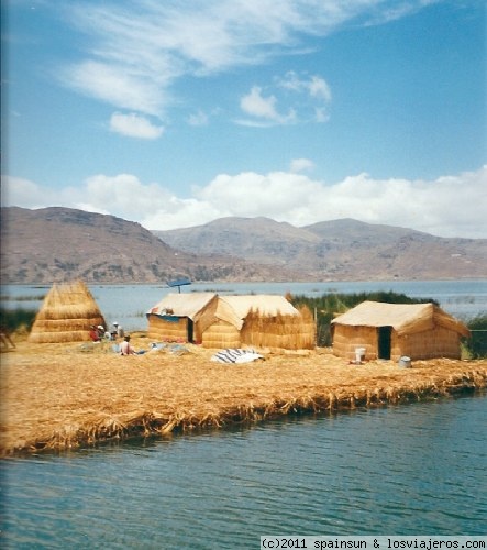 Islas de los Uros - Puno
Las islas de los Uros, son unas islas flotantes construidas por la tribu de los uros, a base de totora, una hierba que nace en el lago Titicaca.

