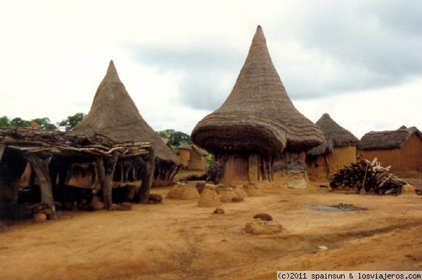 Poblado Senufo
Un poblado Senufo, con la choza del brujo en el centro.
