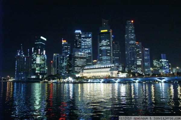 El distrito financiero de Singapur de noche
El moderno distrito financiero de Singapur esta repleto de rascacielos. De noche su silueta se refleja sobre el agua.
