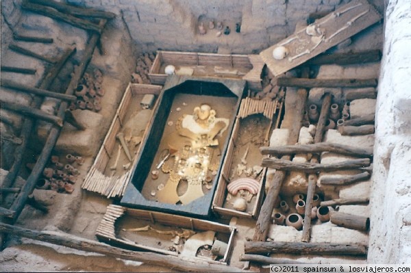 El Señor de Sipan - Lambayeque
Tumba del Señor de Sipan, uno de los mas importantes hallazgos arqueológicos del siglos XX. Situado en el  Norte de Perú.
