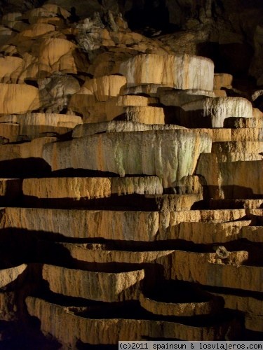 Pequeño Pamukkale - Skocjan
El llamado pequeño Pamukkale, son unas formaciones rocosas que recuerdan a las de Turquia, reproducidas por la naturaleza dentro de la cueva de Skocjan, pero en miniatura.
