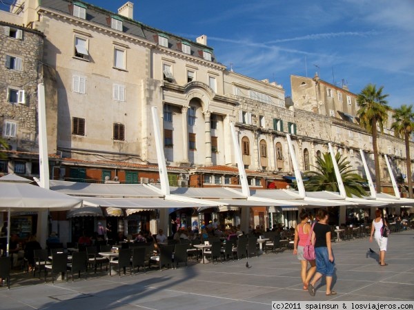 Paseo maritimo de Split y restos romanos
Hasta el paseo matitimo llegan los restos del palacio del emperador romano Diocleciano. La ciudad creció alrededor de la casa de descanso del emperador romano.
