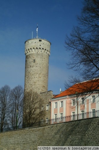Castillo de Tompea
El castillo de Toompea fue construido durante los siglos XIII y XIV y es uno de los grupos arquitectónicos mas importantes de Estonia. El parlamento tiene su sede en este complejo.
