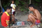 Filipinos jugando a las damas (por dinero) - Lazi, Siquijor