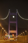 Luna llena en uno de los gigantescos puentes de Hong Kong