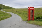Cabina Telefónica Británica en un camino de la isla de Skye