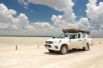 Nuestro coche en medio del Pan de Etosha