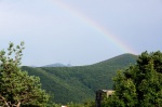 Arco iris y el Monumento Buzludzha - visto desde el paso de Shipka