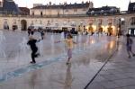 Niños saltando en las fuentes de la plaza de la Liberation - Dijon - Borgoña