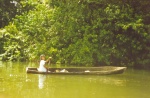 Una niña en una canoa remando por el Río Dulce