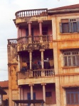 Edifico medio en ruinas en el centro de Porto Novo