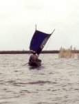 Embarcación precaria navegando por el lago Gamvié