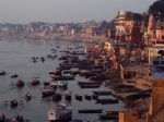 Amanecer sobre el Ganges en Benarés
India, Varanasi, Benares, Ganges