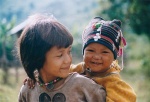 Sonrisas que no dejan indiferentes. Sonrisa de dos niños Akha