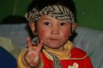 Niña tibetana y V  de la Victoria
niña Tibet