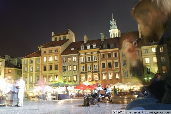 Plaza Mayor de Varsovia
La plaza Mayor es el corazón de la ciudad vieja de Varsovia, sin embargo es todo fachada: La ciudad vieja es una reconstrucción completa, ya que fue completamente destruida en la II Guerra Mundial. Lo que vemos ahora es una réplica de la antigua ciudad.
