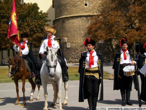 Soldados ataviados con trajes tradicionales - Zagreb
Desfile de época por las calles de Zagreb, con soldados ataviados con trajes tradicionales del imperio austro-hungaro.
