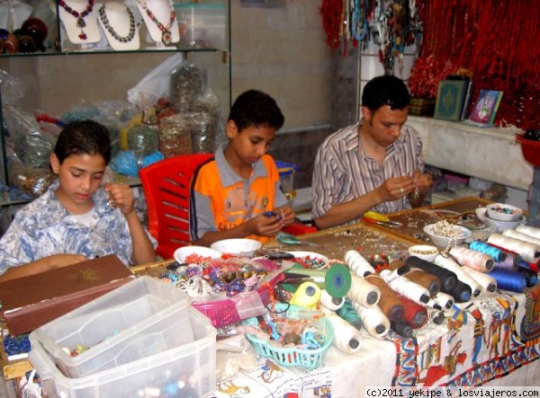 Haciendo collares
haciendo collares
