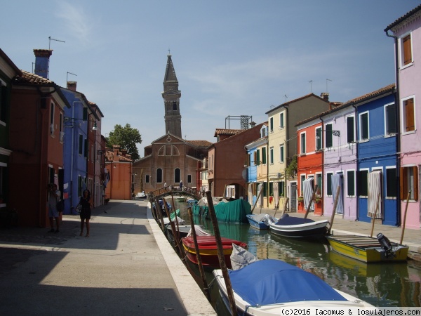 Burano (Venecia)
Colorista calle (con su canal) de la isla de Burano, con el inclinado campanile de la iglesia al fondo.
