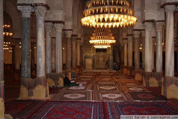 Interior Mezquita
En Tunez me prohibieron entrar en la mayoria de las mezquitas aun poniendome pañuelo encima de la cabeza, asi que me conformaba con hacer fotos desde fuera, no me quedaba otra...
